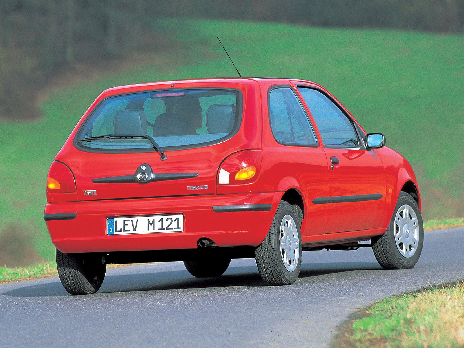 Фото Mazda 121