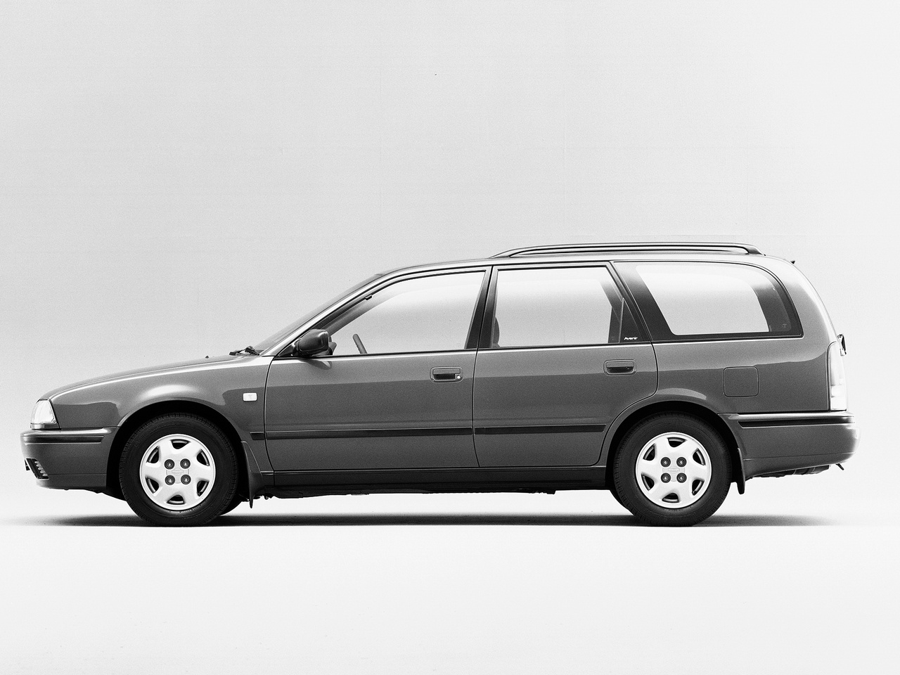 Фото Nissan Avenir