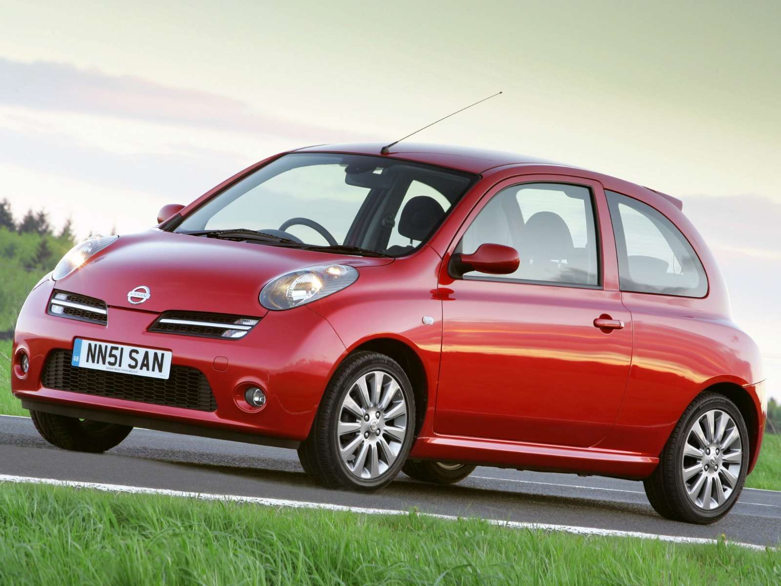 Фото Nissan March