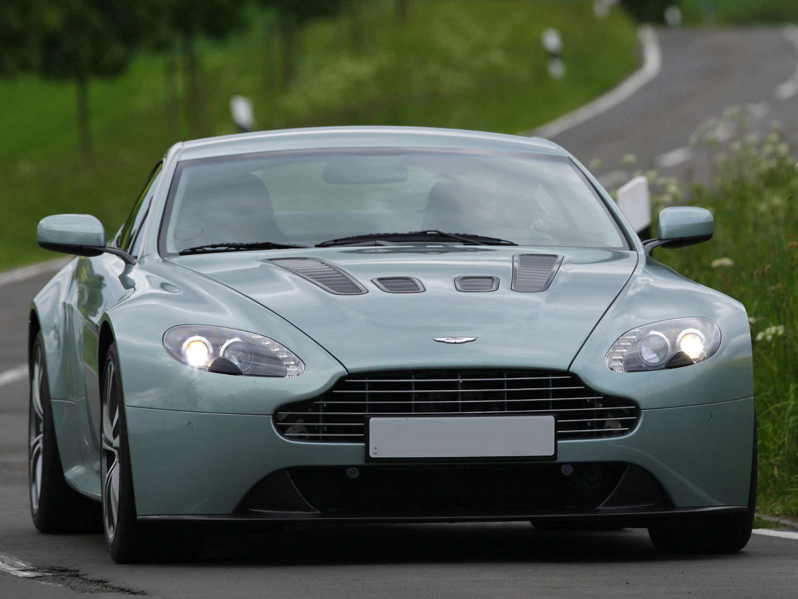 Фото Aston Martin Vantage